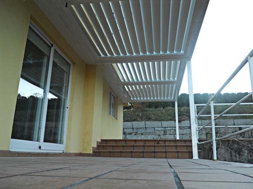 protección del sol y la lluvia con techo de lamas orientables